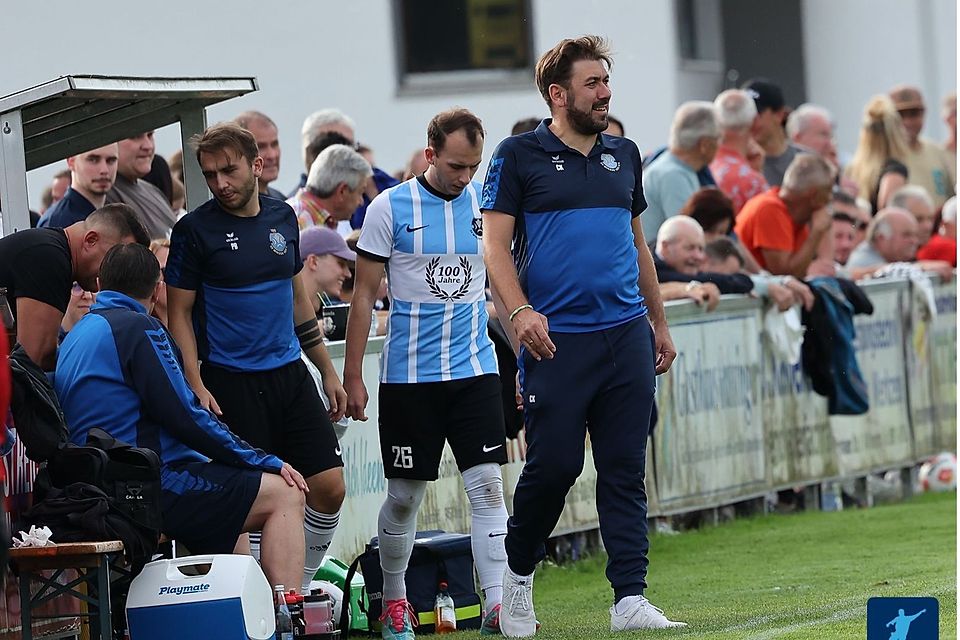 Sorgenvoller Blick: Der SV Winzer hat unter Coach Christopher Krawetz erst sieben Zähler in der Kreisliga Straubing einfahren können. Beim Schlusslicht in Viechtach steht nun eine wegweisende Partie an.