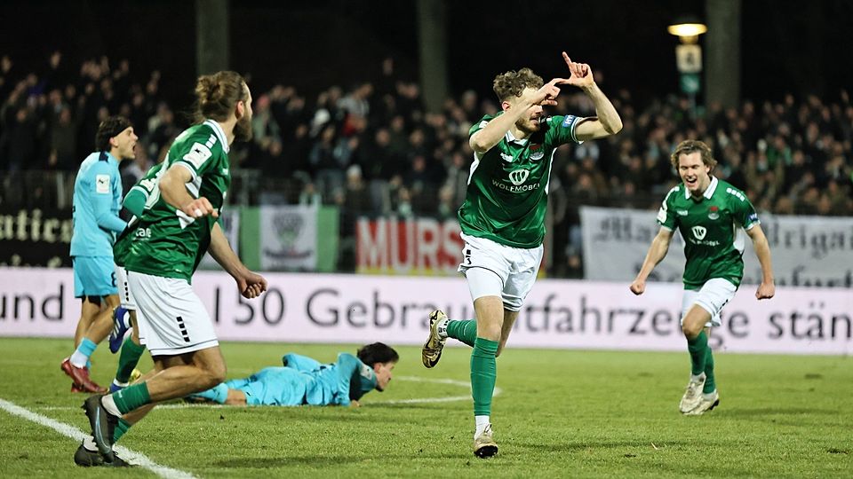 Jubelnde Schweinfurter - ein seltener Anblick in dieser Saison: Luca Trslic (Mitte) feiert seinen Treffer zum 2:0 gegen Viktoria Köln.