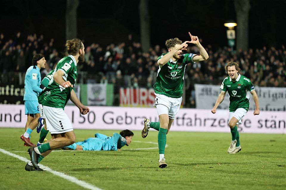 Jubelnde Schweinfurter - ein seltener Anblick in dieser Saison: Luca Trslic (Mitte) feiert seinen Treffer zum 2:0 gegen Viktoria Köln.