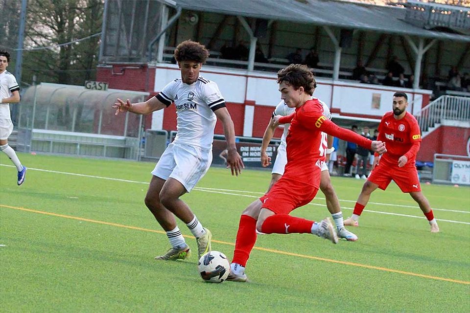 Tino Klein (Kilia Kiel) trifft hier gegen Louis Grobauer (1. FC Phönix Lübeck II) zum 4-0-Pausenstand.