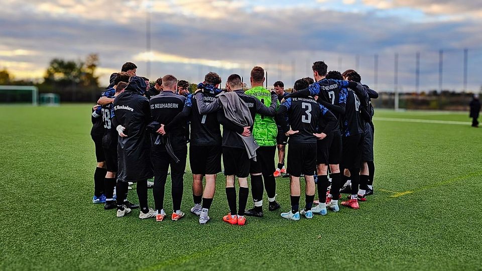 Der FC Neuhadern verliert im direkten Duell gegen den Tabellennachbarn TSV 1860 München III nach einem desolaten Auftritt mit 2:5.