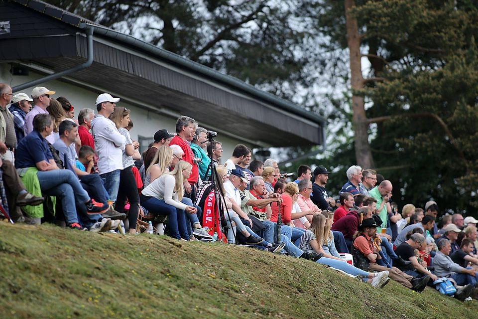 Volles Haus in Merzhausen: Rund 550 Fans säumen den Sportplatz beim Gruppenliga-Derby.
