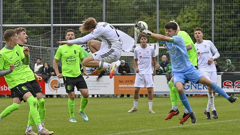 Stätzlings Keeper Fabian Rosner ließ sich vom Kauferinger Niklas Berger nicht überwinden und zog mit dem FCS in die zweite Qualifikationsrunde ein.