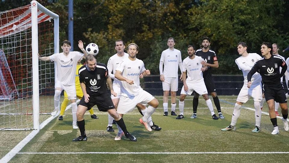 Torraumszene: Hellas Darmstadt setzte sich im Derby der Kreisoberliga deutlich mit 6:1 bei der TSG 46 Darmstadt.