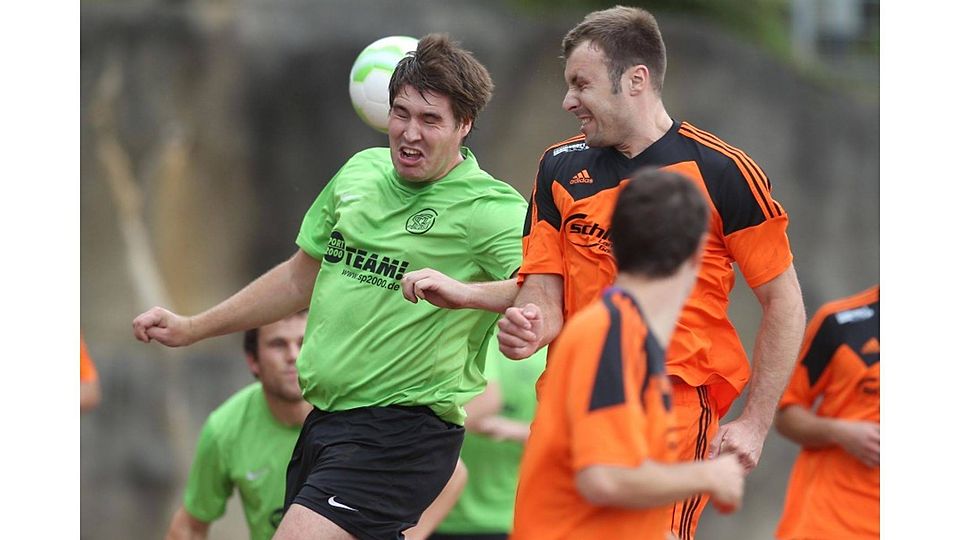Augen zu und durch: Gruppenliga-Aufsteiger SG Wildsachsen (grün) erkämpfte gegen die TSG Wörsdorf ein 1:1-Remis. Foto: Rene Vigneron