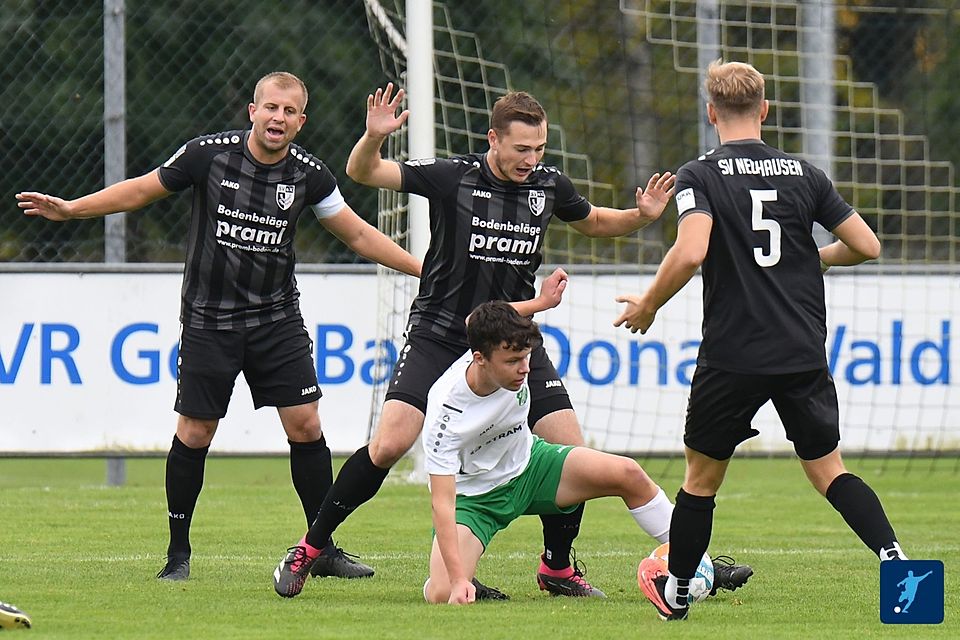 Kein Durchkommen für den SC Kirchroth (in weiß-grün) gegen den SV Neuhausen.