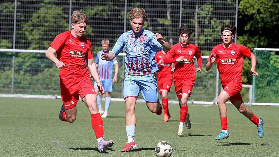 Mads Nielsen (Weiche FL 08 II) gegen Phil Baumgarn (li., Inter Türkspor Kiel). 