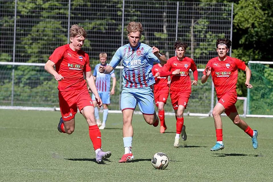 Mads Nielsen (Weiche FL 08 II) gegen Phil Baumgarn (li., Inter Türkspor Kiel). Mads Nielsen (Weiche FL 08 II) gegen Phil Baumgarn (li., Inter Türkspor Kiel).
