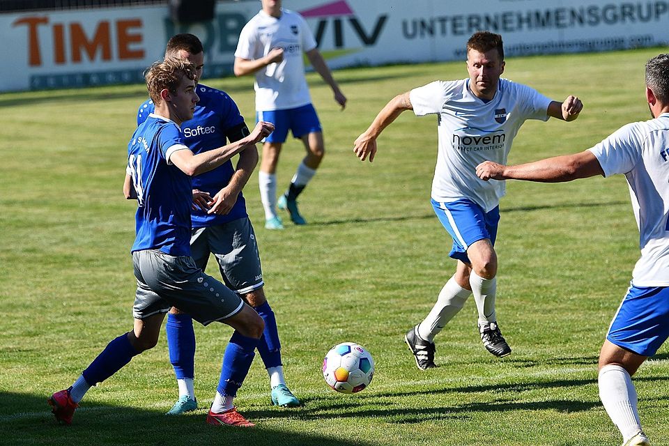 Mit nur noch 14 Feldspielern auf dem Platz endete das Spiel zwischen dem FC Vorbach und der SpVgg SV Weiden II (in Blau, hier eine Szene aus dem Hinspiel).