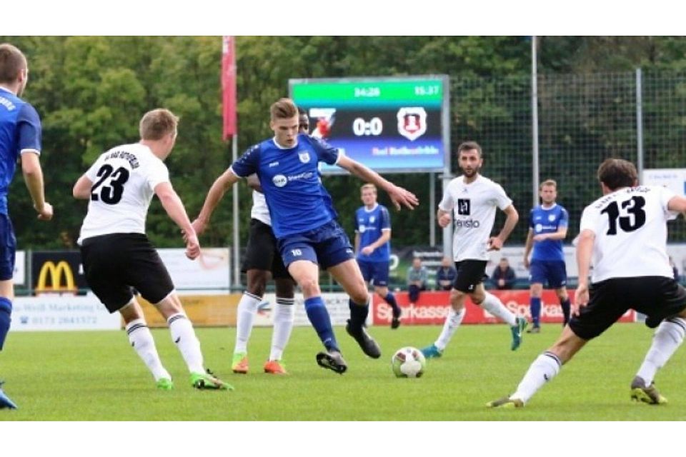 Papenburg (blaue Trikots) verlor mit 1:3 beim TSV Oldenburg. Foto: Kremer