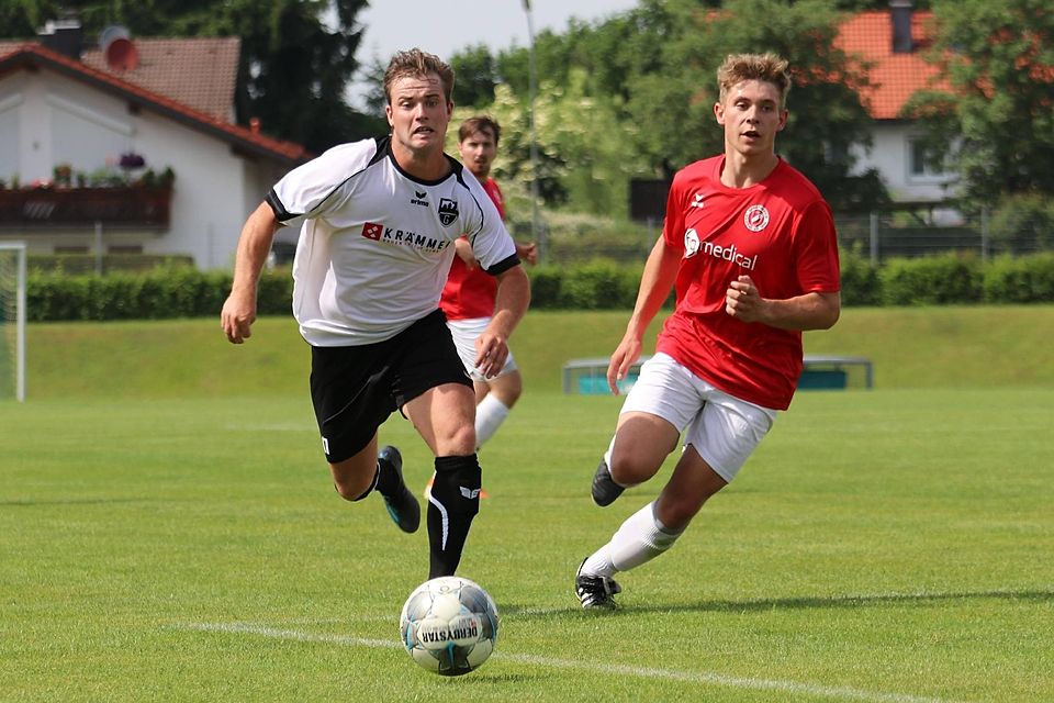 „Vielleicht klappt es, dass ich die letzten drei, vier Spiele Ende Mai noch mitmachen kann“: TuS-Fußballer Anton Berger (li.) aus Lenggries befindet sich nach seiner schweren Knieverletzung noch im Aufbautraining.