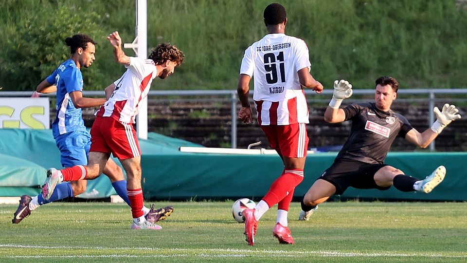 Das 4:0 für den SC Idar: Danial Rafisamii überwindet Eintracht-Keeper Felix Basting.