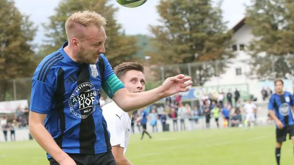 Alexander Becker (v.), Kapitän des VfB Aßlar, muss sich Thomas Markiewicz und dem FC Werdorf zum Auftakt in der Fußball-A-Liga Wetzlar geschlagen geben. © Steffen Bär