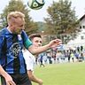 Alexander Becker (v.), Kapitän des VfB Aßlar, muss sich Thomas Markiewicz und dem FC Werdorf zum Auftakt in der Fußball-A-Liga Wetzlar geschlagen geben. © Steffen Bär