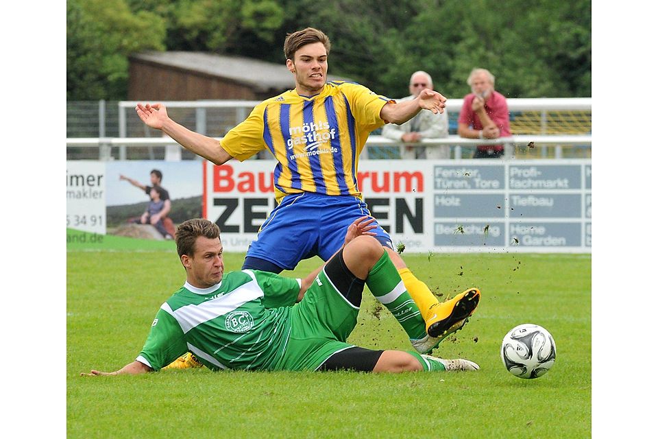Voller Einsatz ist heute im Derby zwischen dem TuS Jevenstedt um Jonas Richter (gelbes Trikot) und dem Rendsburger TSV um Yannik Herzig (grünes Trikot) gefragt. Foto: hobke