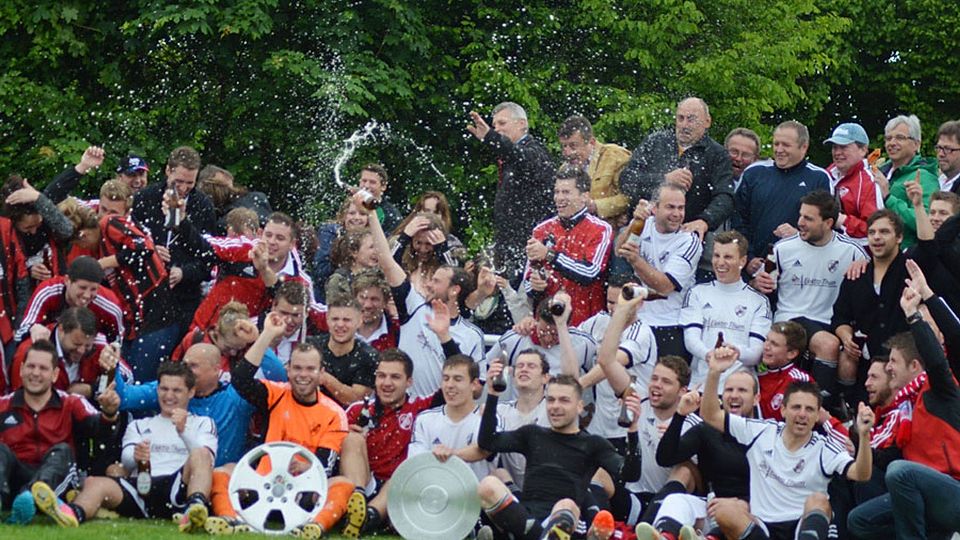Eine Riesenparty stieg beim TSV Möttingen, als der Meistertitel in der Kreisliga Nord durch den 2:0-Erfolg in Laub unter Dach und Fach war.