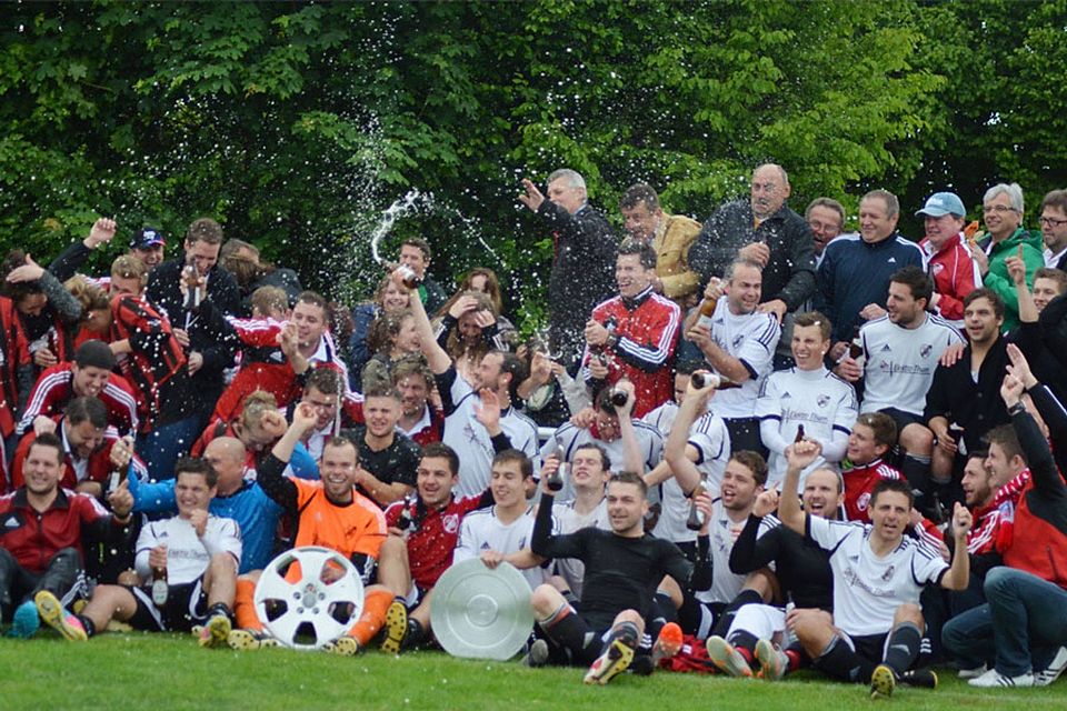 Eine Riesenparty stieg beim TSV Möttingen, als der Meistertitel in der Kreisliga Nord durch den 2:0-Erfolg in Laub unter Dach und Fach war.