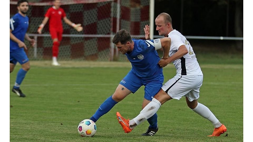 Klappt es dieses Mal? Der SV Horchheim mit Kapitän Lars Freese (blaues Trikot), hier im Zweikampf mit Christopher Ludwig vom TuS Neuhausen, mischt auch in dieser Saison wieder in der Spitzengruppe der Bezirksliga mit.	Foto: Christine Dirigo/pakalski-press