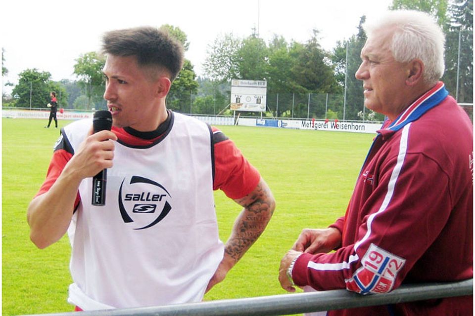 An der Seite des Spielausschuss-Vorsitzenden Josef Kigle (rechts) verbrachte Daniel Ritzer die Partie bei Türkspor Augsburg. Muskuläre Probleme setzen ihn außer Gefecht.   F.: Johann Eibl