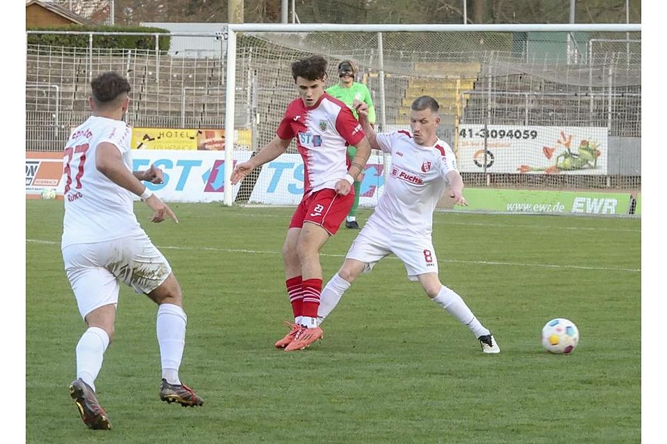 Sein Treffer war der „Dosenöffner“ für die Wormser: Wormatia-Mittelfeldspieler Laurenz Graf, hier im Zweikampf mit dem Eppelborner Marc Pesch, erzielte das 1:0.	Foto: Andreas Stumpf/pakalski-press