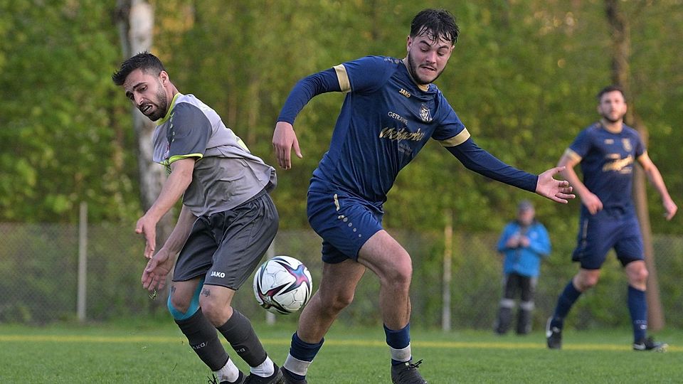 Matteo D'Errico (rechts) blieb vom Elfmeterpunkt eiskalt – und sicherte seinem SV Wenzenbach in der Nachspielzeit somit dem Heimdreier gegen Thalmassing.