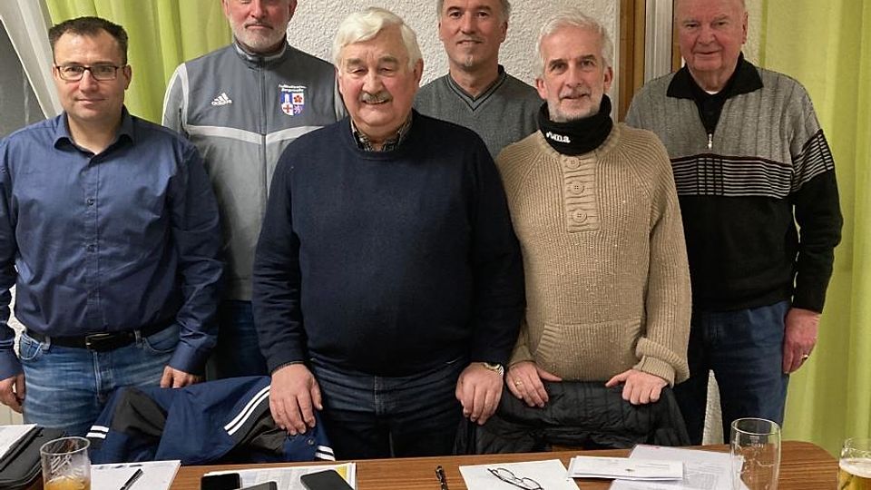 Der alte Vorstand ist auch der neue bei der Trainervereinigung. Von links: Schriftführer Lars Stuckert, Beisitzer Carlo Favorite, Zweiter Vorsitzender Gottfried Reinhard, die Beisitzer Frank Poth und Jens Klische sowie Ehrenvorsitzender Helmut Gondolph. Es fehlen Kamil Ülker und Rolf Herbold.