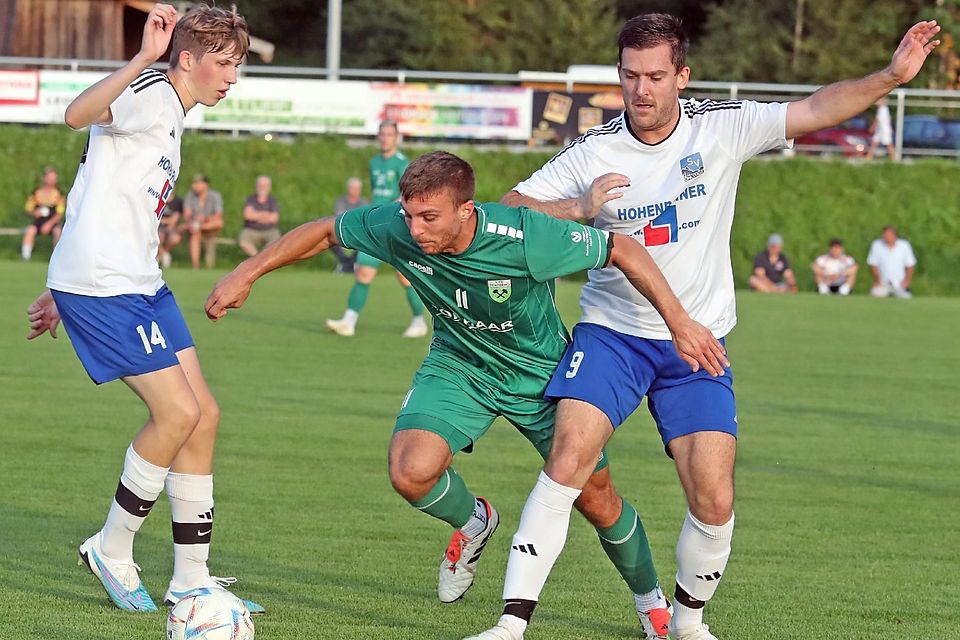 Ab durch die Mitte: Andreas Schneeweiß (im grünen Trikot), Torschütze des ersten Penzberger Treffers, setzt sich gegen zwei Ohlstädter Spieler durch.