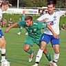 Ab durch die Mitte: Andreas Schneeweiß (im grünen Trikot), Torschütze des ersten Penzberger Treffers, setzt sich gegen zwei Ohlstädter Spieler durch.