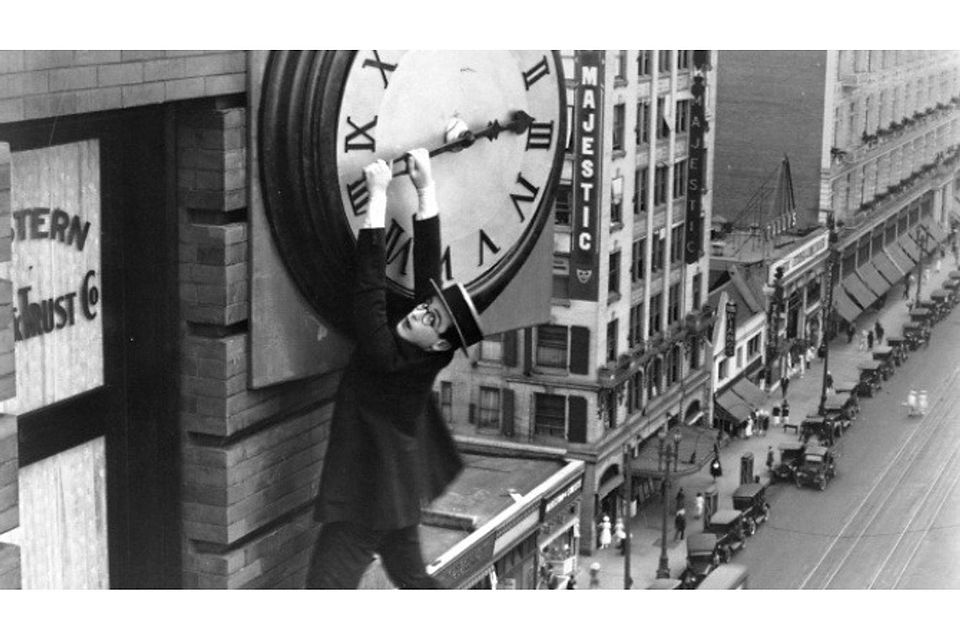 Alle halbe Jahre wieder: Nicht nur der Komiker Harold Lloyd hat in dieser Szene aus dem berühmten Stummfilm „Safety last“ mit der Zeitumstellung zu kämpfen, auch manche Fußballvereine tun sich damit schwer. Foto: dpa