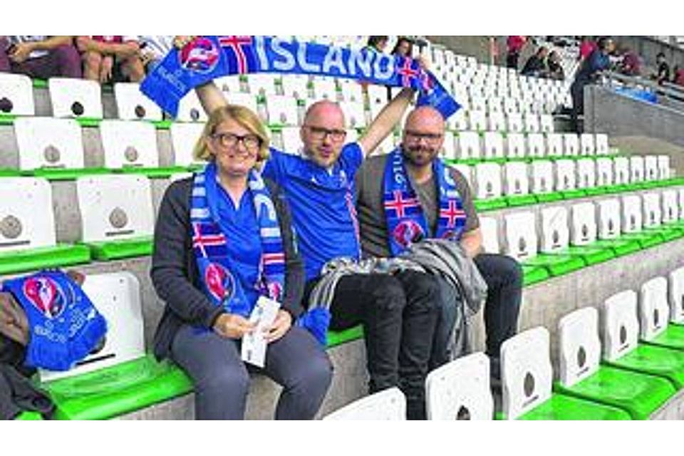 Sjöfn Müller Thór ? auf dem Foto mit zwei ihrer besten Freunde aus Island ? hat die Partie gegen Portugal sehr genossen. Foto: privat