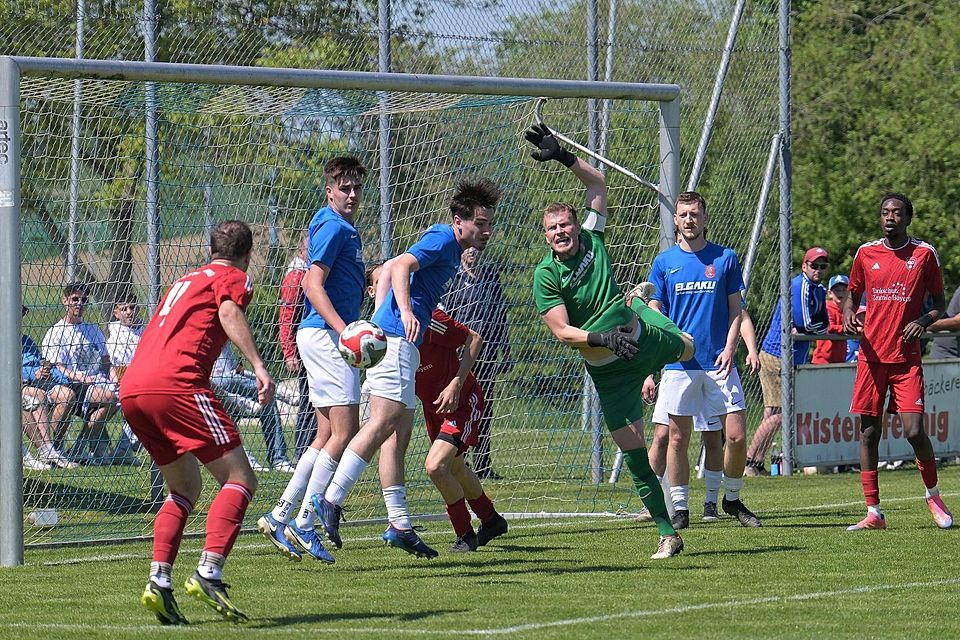 Kammerbergs Schlussmann und Kapitän Stefan Fängewisch pariert. Kammerbergs Schlussmann und Kapitän Stefan Fängewisch pariert.