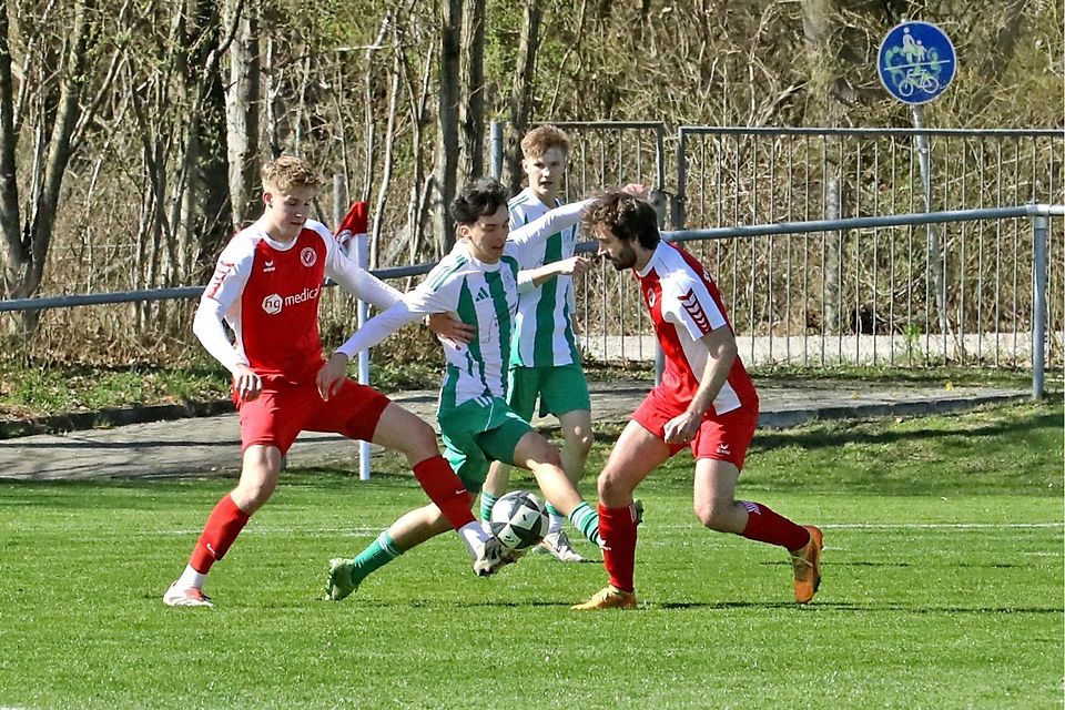 Kaum ein Durchkommen: Die Heilbrunner – hier Jonas Gall (Mitte) gegen Benedikt Stechele (li.) und Sebastian Baur. Kaum ein Durchkommen: Die Heilbrunner – hier Jonas Gall (Mitte) gegen Benedikt Stechele (li.) und Sebastian Baur.