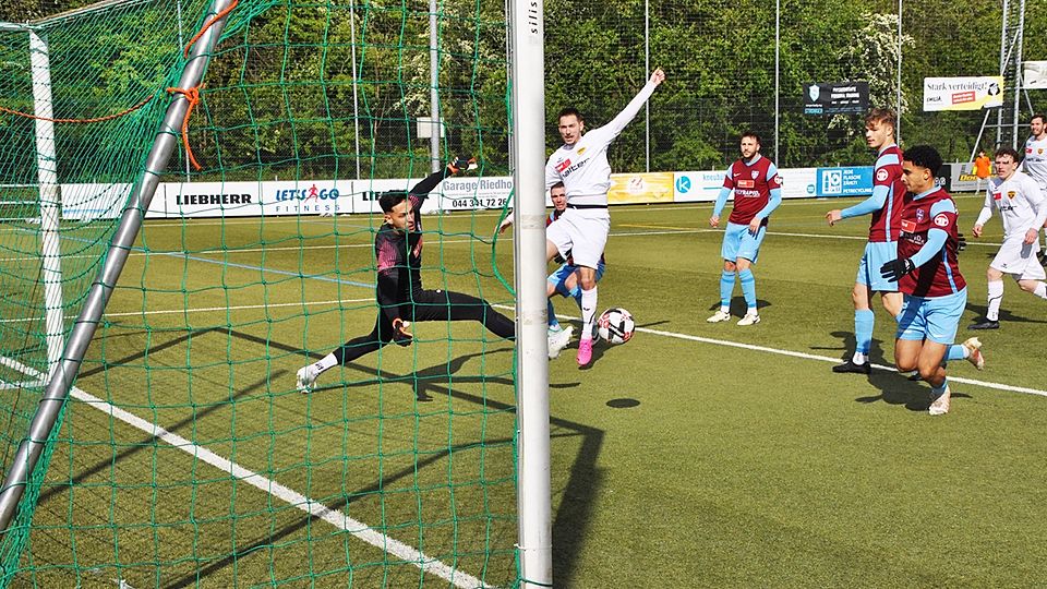 Roman Herger düpiert die Höngger Verteidigung und erzielt die 1:0-Führung für den FCWB.