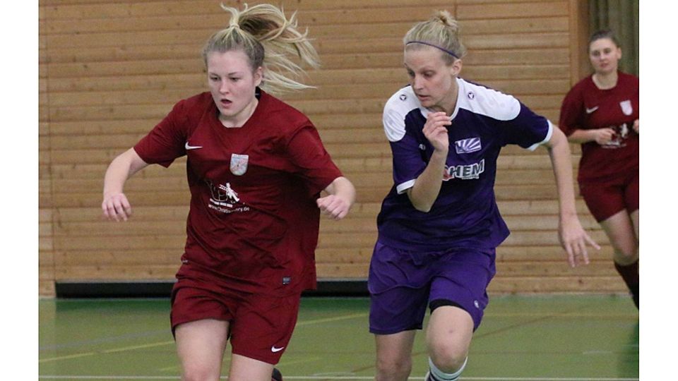 Duell mit dem Favoriten: Der TSV Peiting II (in Rot) spielte in der Vorrunde gegen Lation Innsbruck. Am Ende wurde die zweite TSV-Garnitur Neunte.