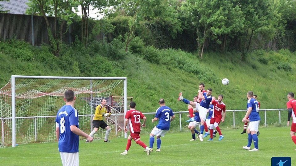 Mit dem TuS Rosenberg II (in Blau-Weiß) und Inter Bergsteig Amberg II (in Rot) prallen zum Auftakt der KK Süd zwei Mannschaften aufeinander, die sich zuletzt einen packenden Kampf um den Ligaerhalt geliefert haben. Beide hoffen auf eine bessere, neue Saison.