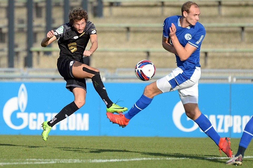 Dringend punkten müssen Georgios Touloupis (links) und der Bonner SC nach fünf Niederlagen in Serie am Samstag gegen den SV Rödinghausen.