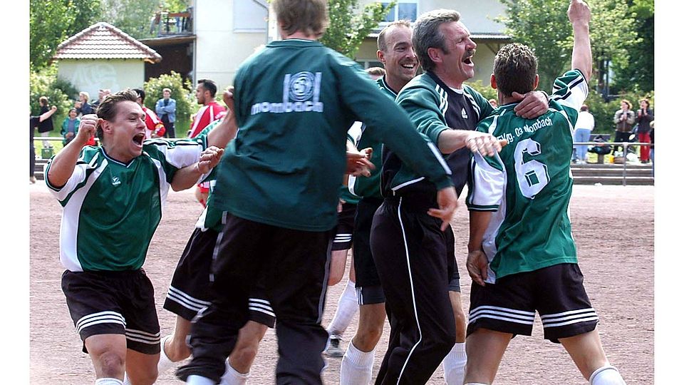 Das waren noch Zeiten: In der Saison 2009/2010 hatten die Mombacher in der Bezirksliga mit ihrem damaligen Trainer Albert Hoppe (Zweiter von rechts) noch Grund zu Jubel. Eine Saison später folgte dann der Abstieg.  Foto: hbz/Kristina Schäfer