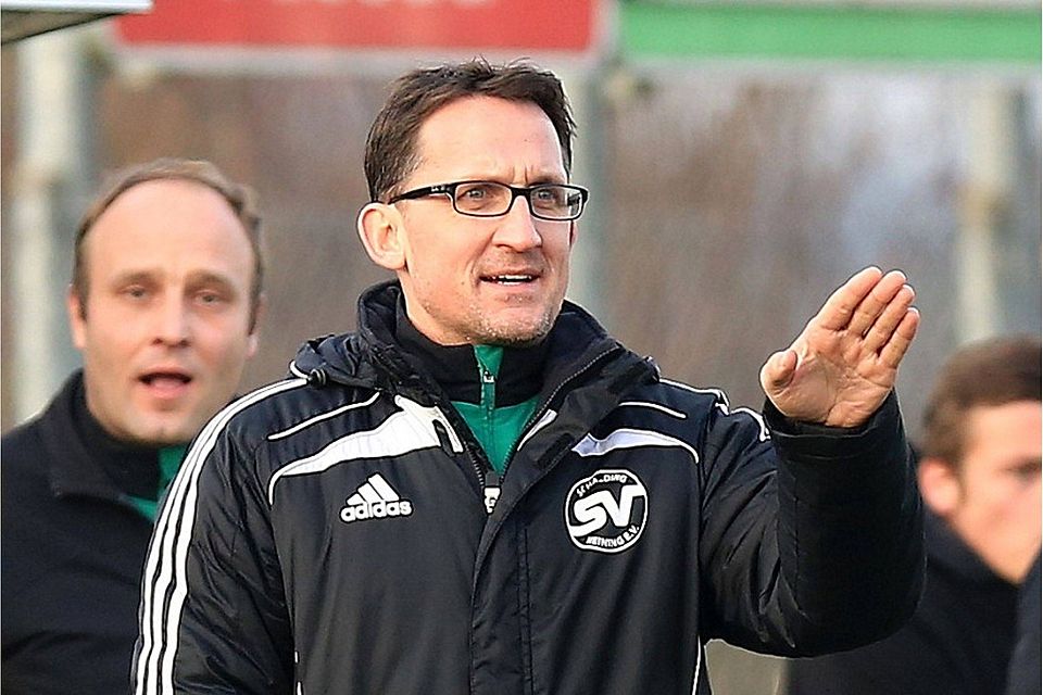 Schaldings Fußballchef Markus Clemens ist bereits auf die Restrückrunde fokussiert. Im Hintergrund: Austro-Betreuer Alois Bauer. F: Weiderer