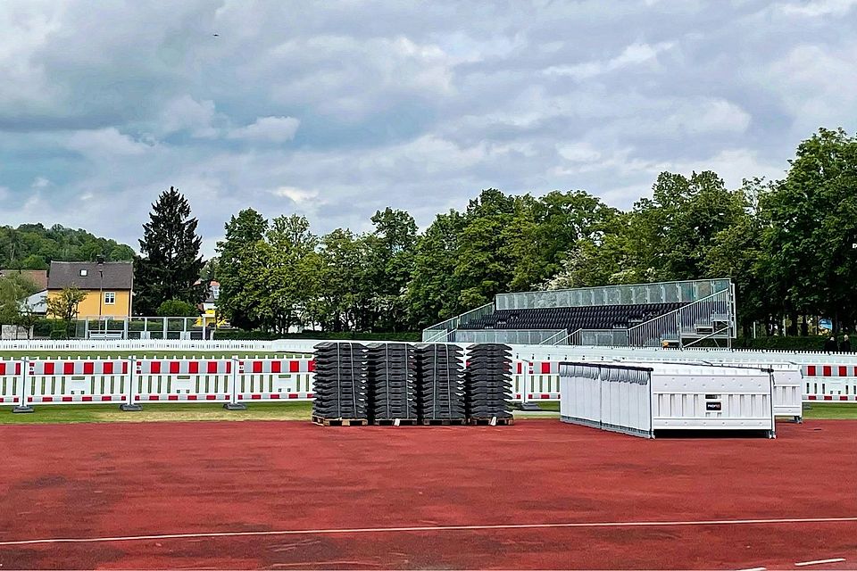 Alles bereit: Bis zu 3000 Zuschauer dürfen dem Relegationsspiel im Stadion an der Further Straße beiwohnen.