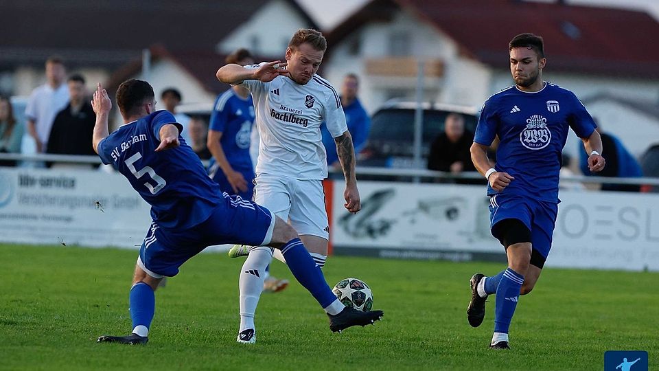 Garhams Abwehrchef Julian Peter (Nr. 5) sorgt normalerweise hinten für Ordnung, im Derby gegen Hofkirchen erzielte er jedoch den späten Siegtreffer