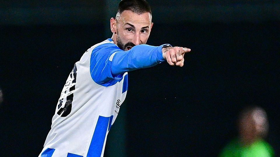 Zeigt in Richtung Auswärtssieg: Aschheims Diego Contento.