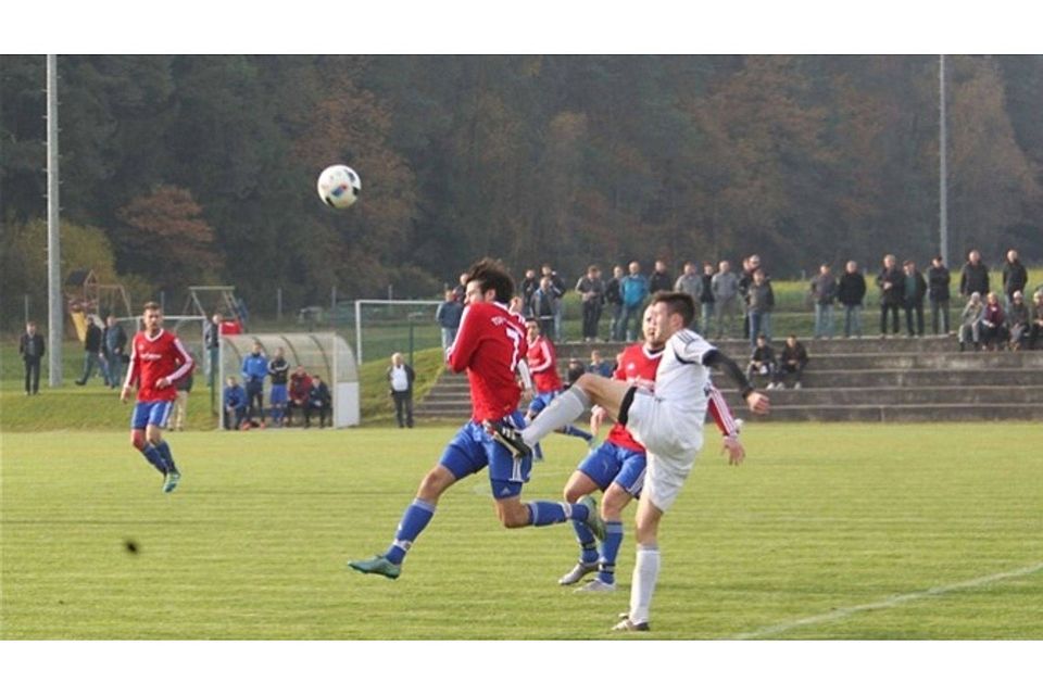 Der TSV Langquaid (in rot) nutzte den Pokal zur erfolgreichen Liga-Generalprobe. Archivfoto: Roloff