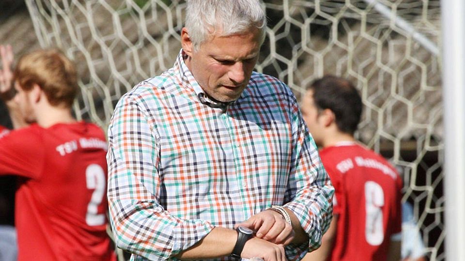 Die Uhr von Roger Kindler (Bild rechts) beim TSV Wertingen ist seit gestern abgelaufen. Der Trainer des Bezirksligisten bat vor dem Testspiel gegen Königsbrunn, sein Amt niederlegen zu dürfen.  F.: Georg Fischer