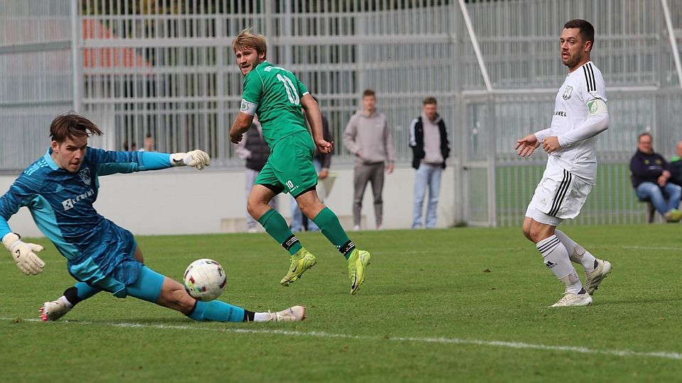 Fußball Saison 2025/26 Kreisliga DJK Waldram gegen TSV Altenstadt (in Grün) Altenstadts Tobias Graun überwindet Waldrams Torhüter Tobias Hagenbucher zum 2:0
