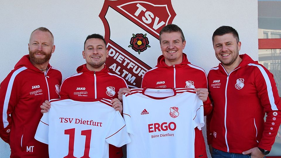 Die Abteilungsleiter Stefan Rösch (l.) und Anton Bachhuber (r.) heißen die neuen Trainer Christian Geß (2.v.l.) und Matthias Pfeifer in Dietfurt Willkommen.
