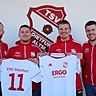 Die Abteilungsleiter Stefan Rösch (l.) und Anton Bachhuber (r.) heißen die neuen Trainer Christian Geß (2.v.l.) und Matthias Pfeifer in Dietfurt Willkommen.