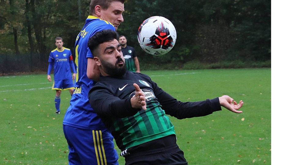 Torsten Hink im Zweikampf mit Bützfltehs Enes Demirelli.