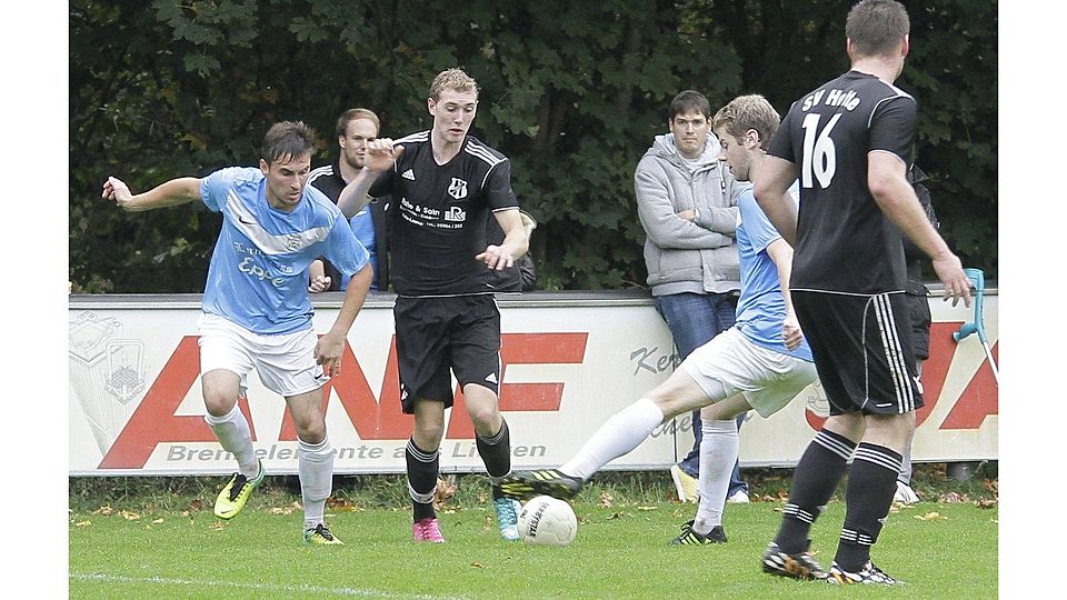 Das Spitzenspiel gewann der SV Teglingen mit 3:0 gegen Holtensia Holte. Thomas Egbers (am Ball) traf doppelt. Foto: Albrecht