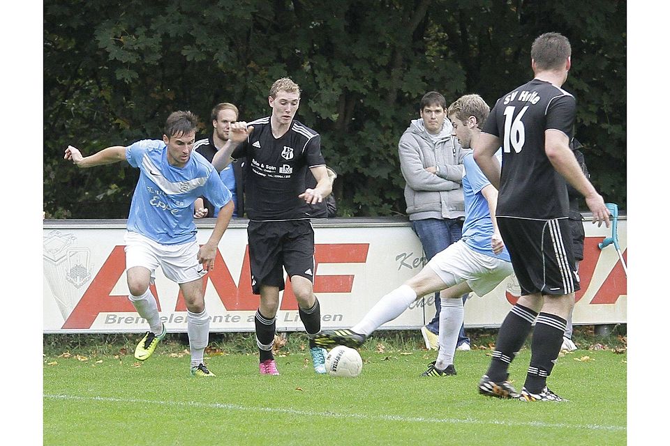 Das Spitzenspiel gewann der SV Teglingen mit 3:0 gegen Holtensia Holte. Thomas Egbers (am Ball) traf doppelt. Foto: Albrecht