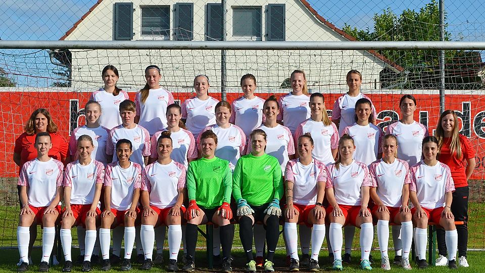 Mannschaftsfoto von der Mädels der Viktoria Schaafheim, die momentan auf Platz 1 der Frauen Verbandsliga Süd stehen.